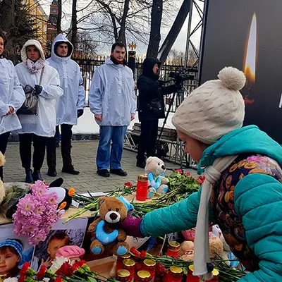 Кемерово, скорбим вместе с вами: москвичи несут плюшевых медведей на  Манежную площадь - KP.RU