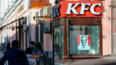 В ресторане быстрого питания Kfc в торговом центре. По вертикали. Москва,  Россия 03312021 Редакционное Фото - изображение насчитывающей меню, питье:  215297166