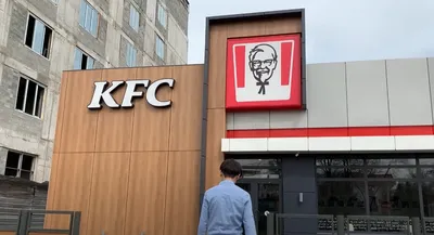 KFC начала менять вывески ресторанов в Москве на Rostic's, санкции против  России - 24 января 2023 - msk1.ru