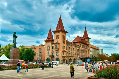 Саратовская государственная консерватория имени Л. В. Собинова. Третья по  счёту консерватория в России. Основана в 1912 году на базе музыка… |  Консерватория, Россия