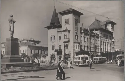 Саратовская консерватория и памятник Чернышевскому 📸: @denisanikin |  Instagram