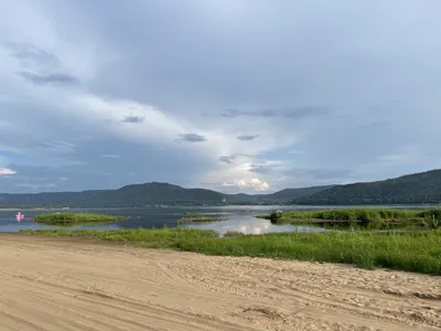 Песчаный пляж на базе отдыха \"Островок\"