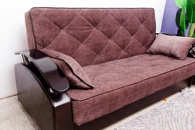 Фото «Коричневый диван Smog в интерьере» гостиная, в стиле современные,  английский стиль, коричневого цвета, ценовой диапазон средний, средние (до  30 м²) по размеру | Фотографии дизайна интерьеров на DG-Home