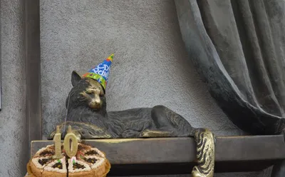 Знаменитая бронзовая кошка на Волжском проспекте в Самаре принарядилась к  юбилею | Другой город - интернет-журнал о Самаре и Самарской области
