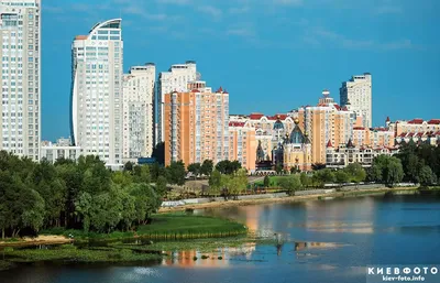 Foto de Столица Украины, город Киев. Новостройки, мост через реку Днепр.  Красивый весенний городской пейзаж do Stock | Adobe Stock