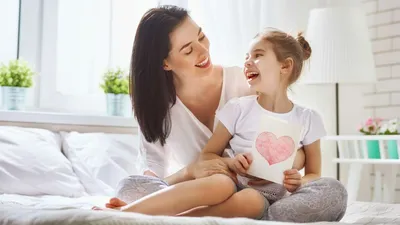 Любить мама и папа, младшая дочь семьи Родители и дети ребенка, весело С  Новым Годом и рождеством! Стоковое Изображение - изображение насчитывающей  довольно, ребенок: 168494439