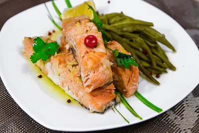 Фаршированная красная рыба, запечённая в духовке: рецепт - Лайфхакер