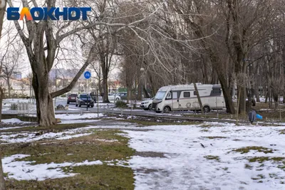 Белый лимузин с цветами на городской улице в Краснодаре – Стоковое  редакционное фото © vverve #93943782