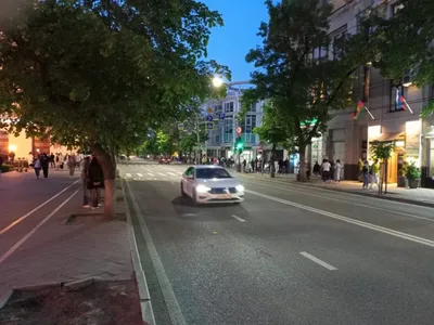 Разгоняют толпы на тротуары»: в Краснодаре улицу Красную закрыли для людей