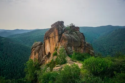 Красноярские столбы, Северо-Западные отроги Восточного Саяна, правобережье  Енисея. Уникальные фигуры выветривания - сиенитовые останцы… | Instagram