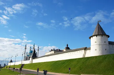 Спасская башня Казанского Кремля окрасилась в яркие цвета