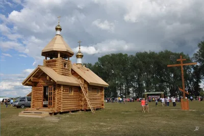 Часовня Николая Чудотворца, Кривошеино (Кривошеинский район), фотография.  общий вид в ландшафте Общий вид часовни и креста в память казакам  первопроходцам Сибири