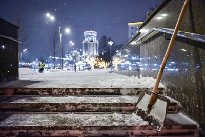 Более 18 тысяч единиц техники круглосуточно убирают снег в Москве