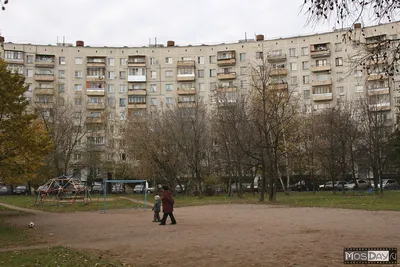 круглый дом на улице Довженко Редакционное Стоковое Фото - изображение  насчитывающей сезон, горизонт: 235222008