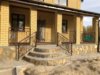 Фотография крыльца дома с каменным фонтаном