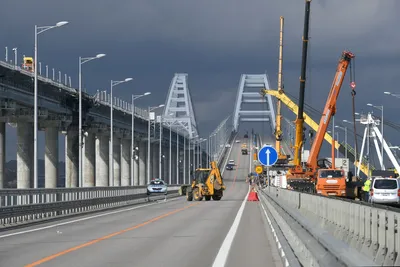 Крымский мост в Москве, с освещением ночи Редакционное Изображение -  изображение насчитывающей москва, автомобили: 113389355