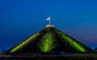 Обновленный «Курган Славы» в лучах подсветки