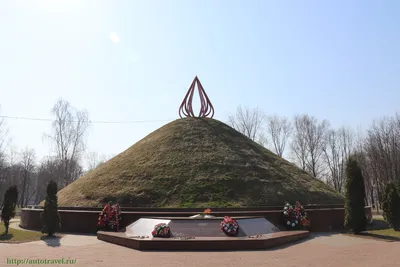 Фото мемориального комплекса «Курган Славы» со стороны аллеи городов-героев  Великой Отечественной войны