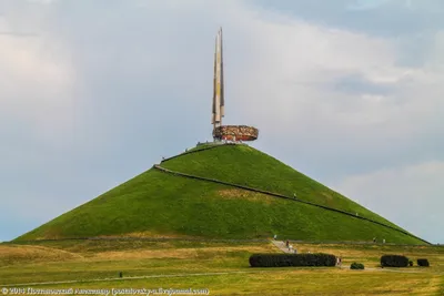 Курган Славы окрасился в цвета национальной символики