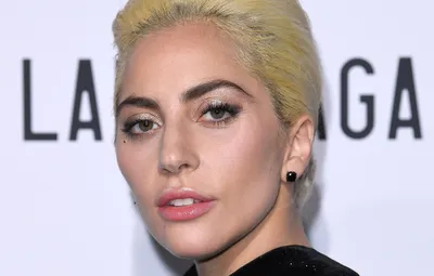 Lady Gaga без макияжа на ярком изображении