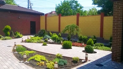 Ландшафтный дизайн двора частного дома фото