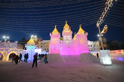 В Екатеринбурге открыли ледовый городок на площади 1905 года | Уральский  меридиан