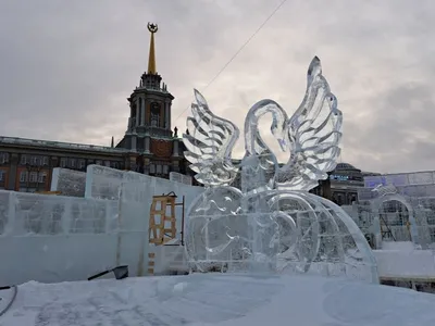 Новости культуры. На главной площади Екатеринбурга открыли ледовый городок