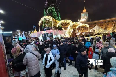 На площади 1905 года в Екатеринбурге открыли ледовый городок – Коммерсантъ  Екатеринбург