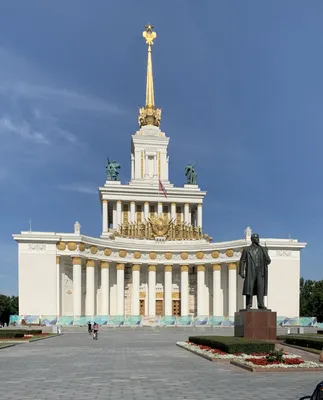 Хотел освободить: в москве пьяный россиянин пытался украсть труп Ленина из  мавзолея - МЕТА