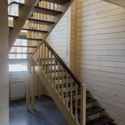 Окрашенные деревянные лестницы, цена от 60 000 до 120 000 руб -  Изготовление деревянных лестниц в Калининграде