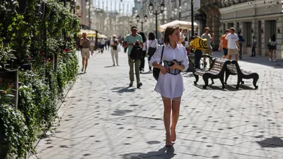 Люди На Улице Москвы В Весенний День — стоковые фотографии и другие  картинки Беззаботный - Беззаботный, Близость, Большая группа людей - iStock