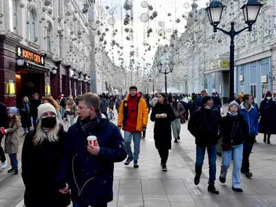 Люди, наслаждаясь погодой летом на улицах Москвы центральных Редакционное  Фотография - изображение насчитывающей тропа, толпа: 188336902