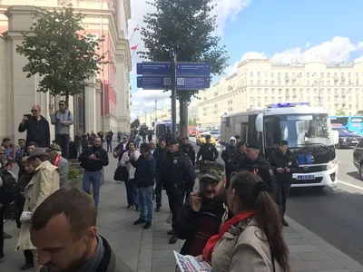 МОСКВА - 18 Мая: Люди, Идущие По Улице Никольской 18 Мая 2014 Года В Москве.  Никольская Является Отремонтированная Пешеходная Улица В Историческом  Центре Москвы. До 1935 Года Улица Носил Название \"Stetenskaya\". В