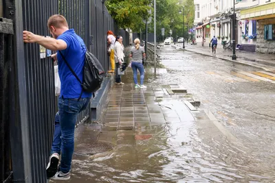 Ливень с грозой в Москве и Подмосковье: из-за сильного дождя затопило  дорогу: фото и видео - 26 июля 2023 - msk1.ru