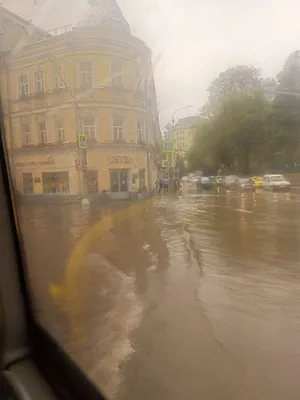 В Москве и области дождь затопил автомобили, они полностью уходят под воду,  многие машины могут получить гидроудар - 26 июля 2023 - msk1.ru