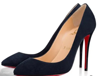 Красные Louboutin туфли на черном фоне