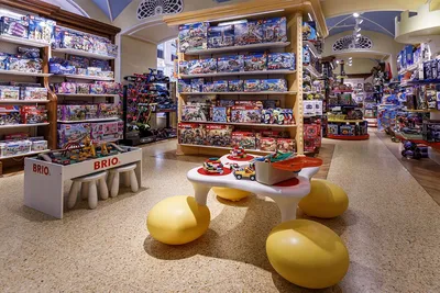 GUM, the State Department Store, is a famous shop next to Red Square, Moscow,  Russia. As well as top brands it boasts a stunning glazed roof Stock Photo  - Alamy