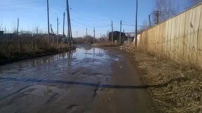 Маршрутка врезалась в электроопору, которая упала на иномарку