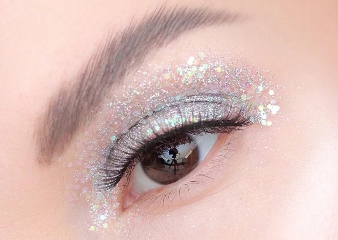 Glamorous glitter eyeshadow. Макияж с глиттером. Макияж с блестками. Макияж с блестками для глаз. Макияж тени с блестками.