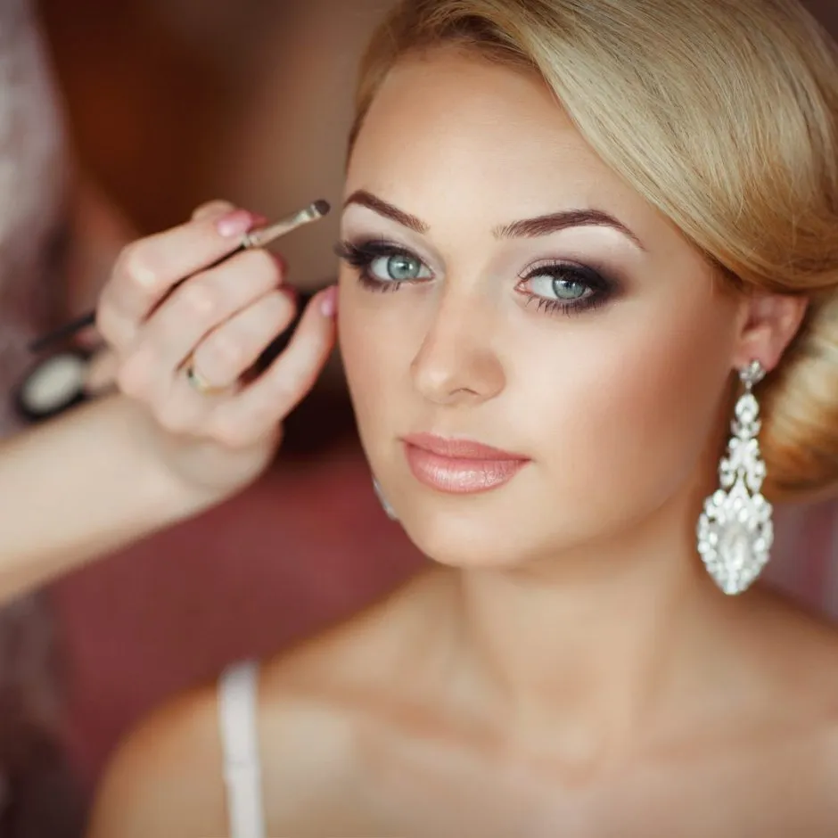 Свадебный макияж для невесты с голубыми глазами