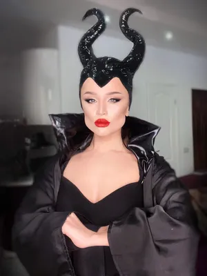 Maleficent makeup, costume Maleficent, cosplay Maleficent | Костюм  малефисенты, Костюм для хэллоуина, Платье из газет