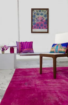 Малиновый диван и журнальный столик горшечные растения коричневая тема  стена минималистская комната | Премиум Фото