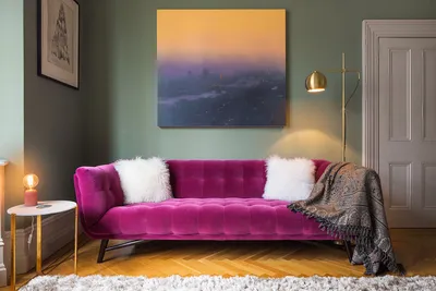 Малиновый диван в интерьере гостиной - 75 фото