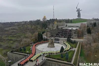 Мамаев курган украсили 80-метровыми лентами - Георгиевской и Сталинградской