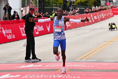 Kenyan Kiptum smashes men's marathon world record in Chicago | Reuters