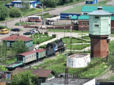 Файл:Марьяновка, водонапорная башня, паровоз-памятник Эм 740-28 и музей.jpg  — Путеводитель Викигид Wikivoyage