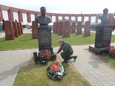 На военном мемориальном кладбище в Мытищах возложили цветы накануне 9 Мая