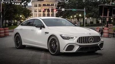 Изображение Mercedes-AMG GT на фоне ночного города