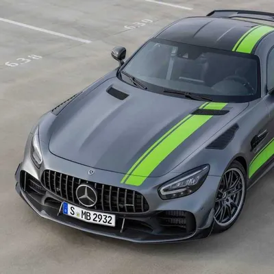 Фото Mercedes-AMG GT на фоне моря