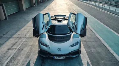 Mercedes-AMG ONE с панорамным видом